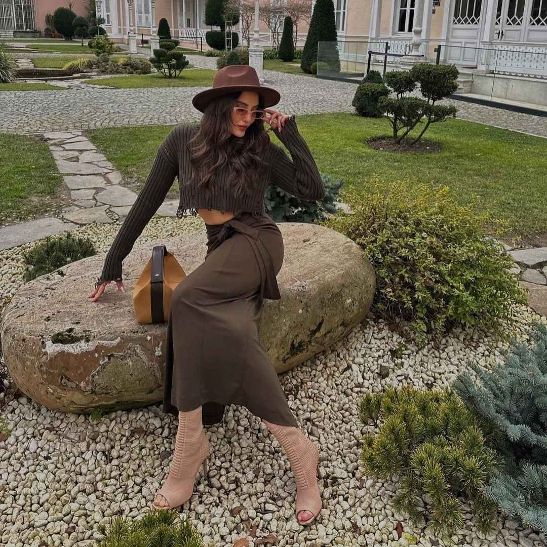 Triko Elbisenin Altına Topuklu Bot Giyilir mi?